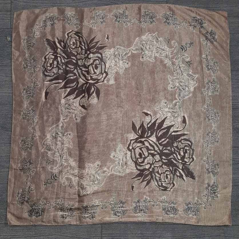 روسری با طرح گل