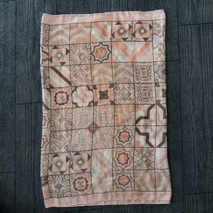 شال نازک با طرح هندسی